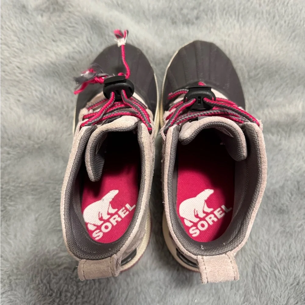 Sorel Waterproof Suede Ankle Boots in Gray with Pink Laces Size 2